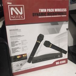Dynamic Wireless microphone set  2 microphones included !  Compatible with any speaker system that has mic input - Brand New in box 