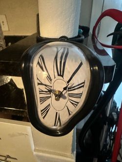 Melting/DalÃ-style Roman numeral clock