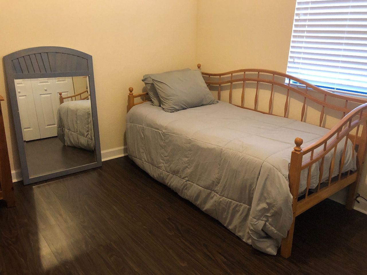 Ethan Allen Solid Wood Day Bed 