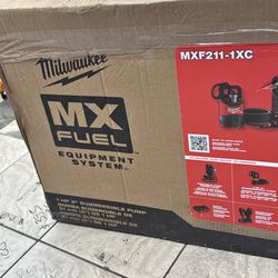 Milwaukee MX FUEL 1HP 2 in. Submersible Pump Kit with (1) MXFXC406 Battery Pack and (1) Portable Pum
