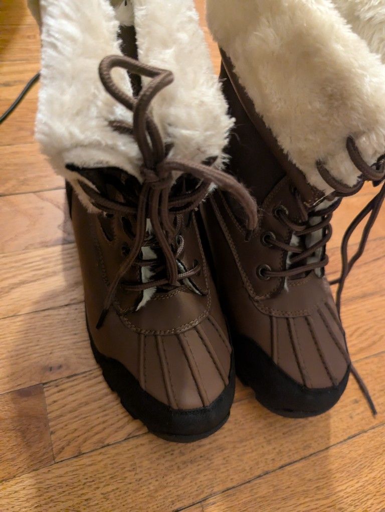 Snow boots