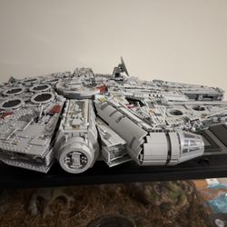 Millennium Falcon UCS