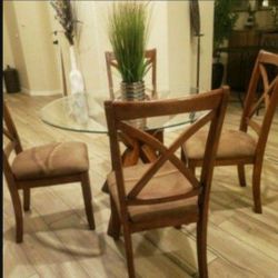 Dining Room Set Table And 4 Chairs  Good Condition 