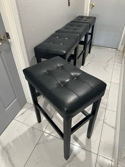 30 in Bar Height Stools Set of 4 in great condition