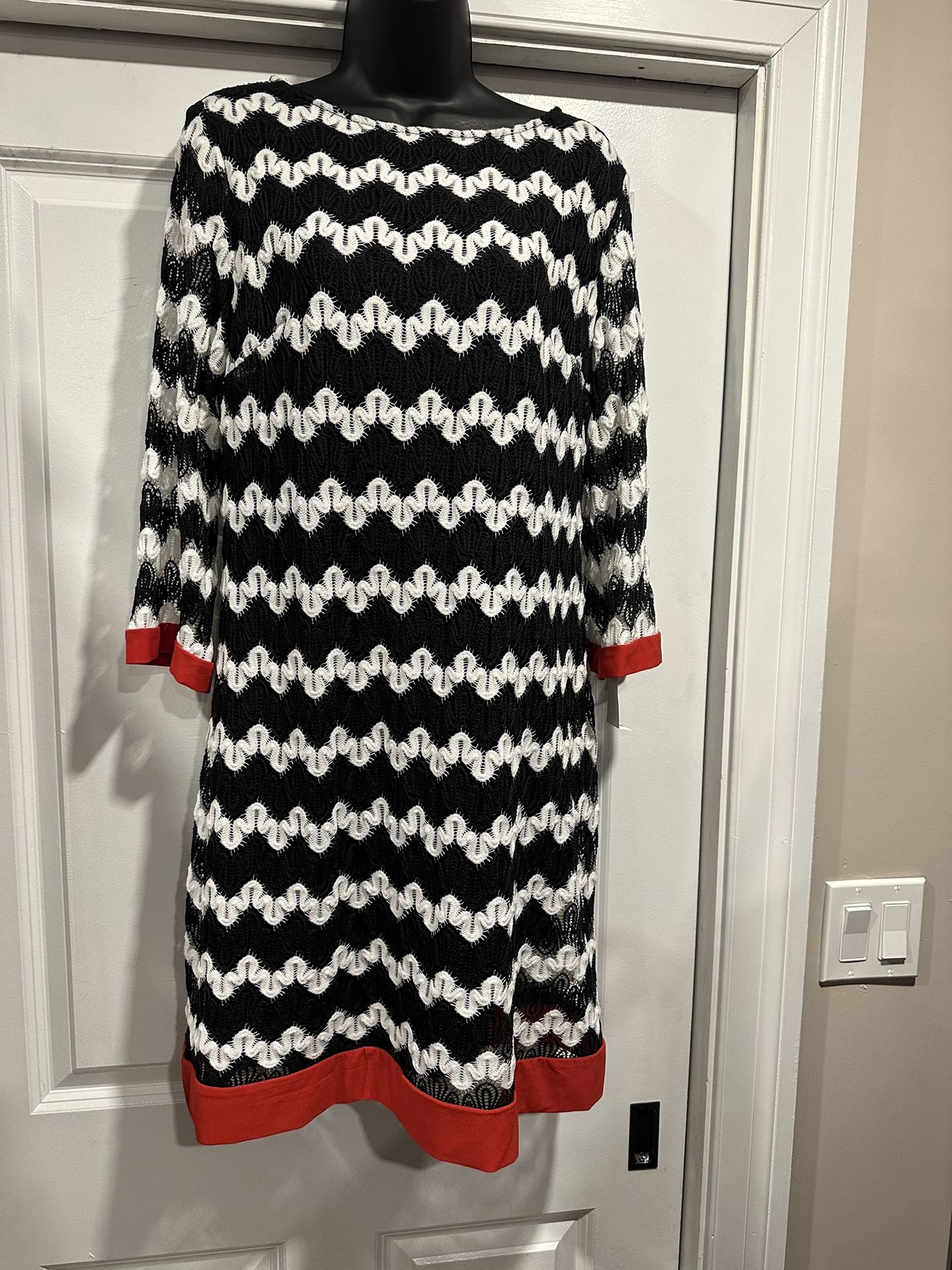 Chic Black and White Wavy Patterned Dress with Red Accents