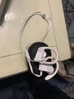 White Powerbeats 3