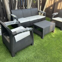 OUTDOOR PATIO SET ( New) Like 