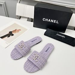 A pair of women's popular summer slippers