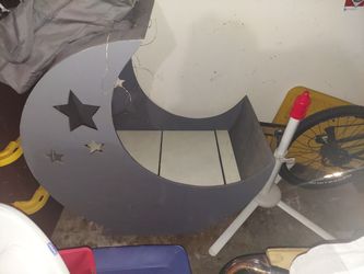 Baby Crib NOT FREE GIVE ME A DESCENT OFFER
