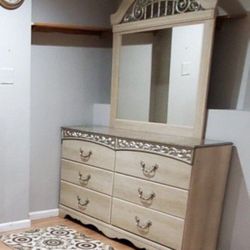 Queen Size Bedroom Set Looks Brand New 