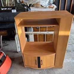 woodgrain media / tv cabinet featuring open shelving