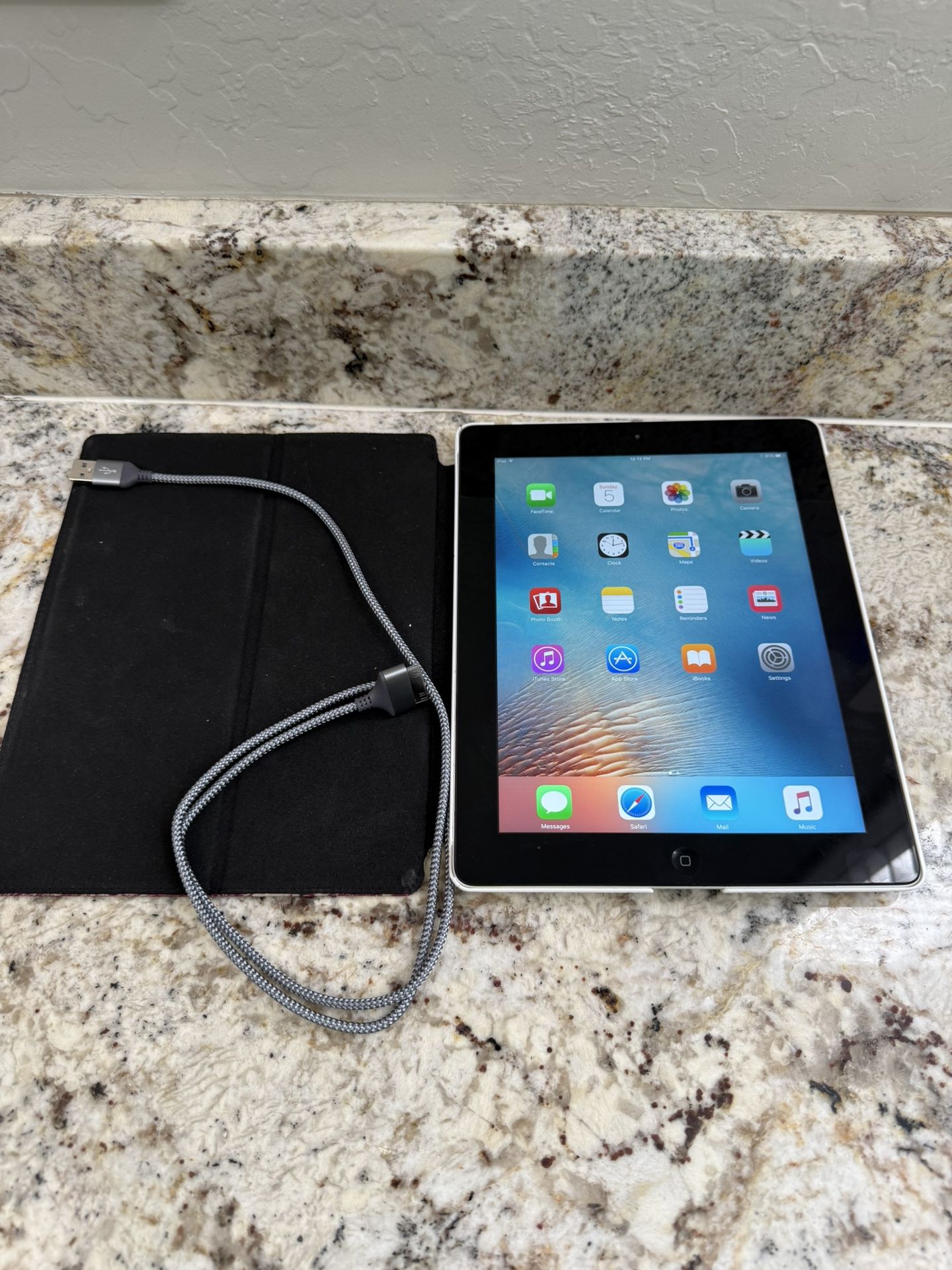 iPad 3rd Gen (WiFi + Cellular, Verizon) / 64GB / MC756LL/A
