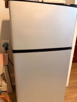 Mini refrigerador de 2 puertas / Compacto en excelente estado (¡Disponible hoy!)