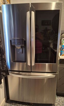 LG fridge Like New still has tape I've had for almost 2yrs