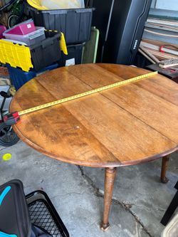 Vintage Dinning room table, solid wood with expandable leafs