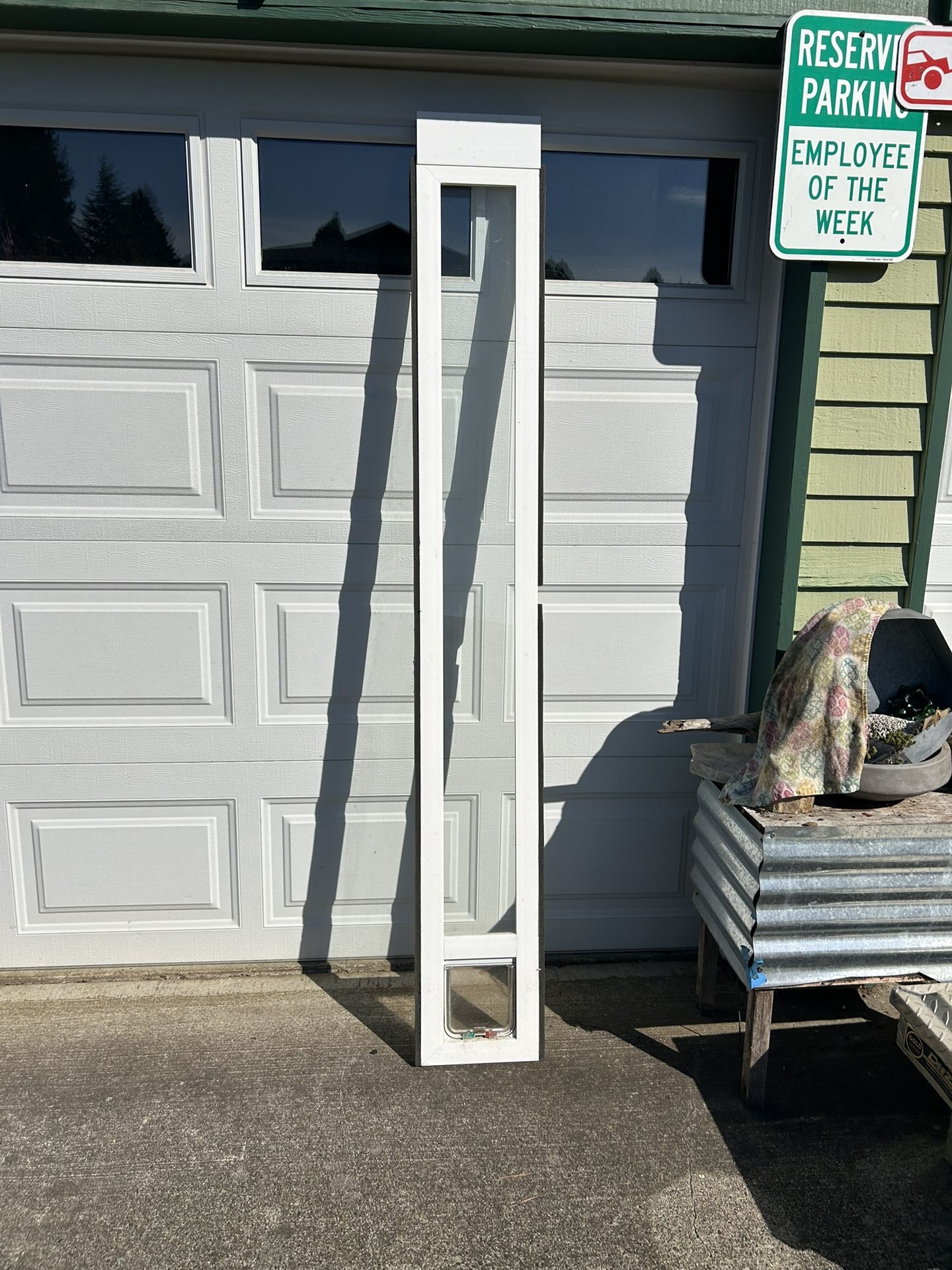 Pet Padio door insert for patio sliding glass door in good condition. Perfect for a cat to allow them access to a yard or patio. Pet door measures 6