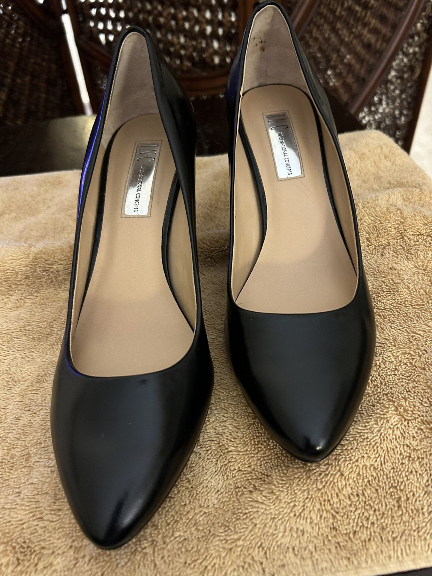 Black INC PUMPS