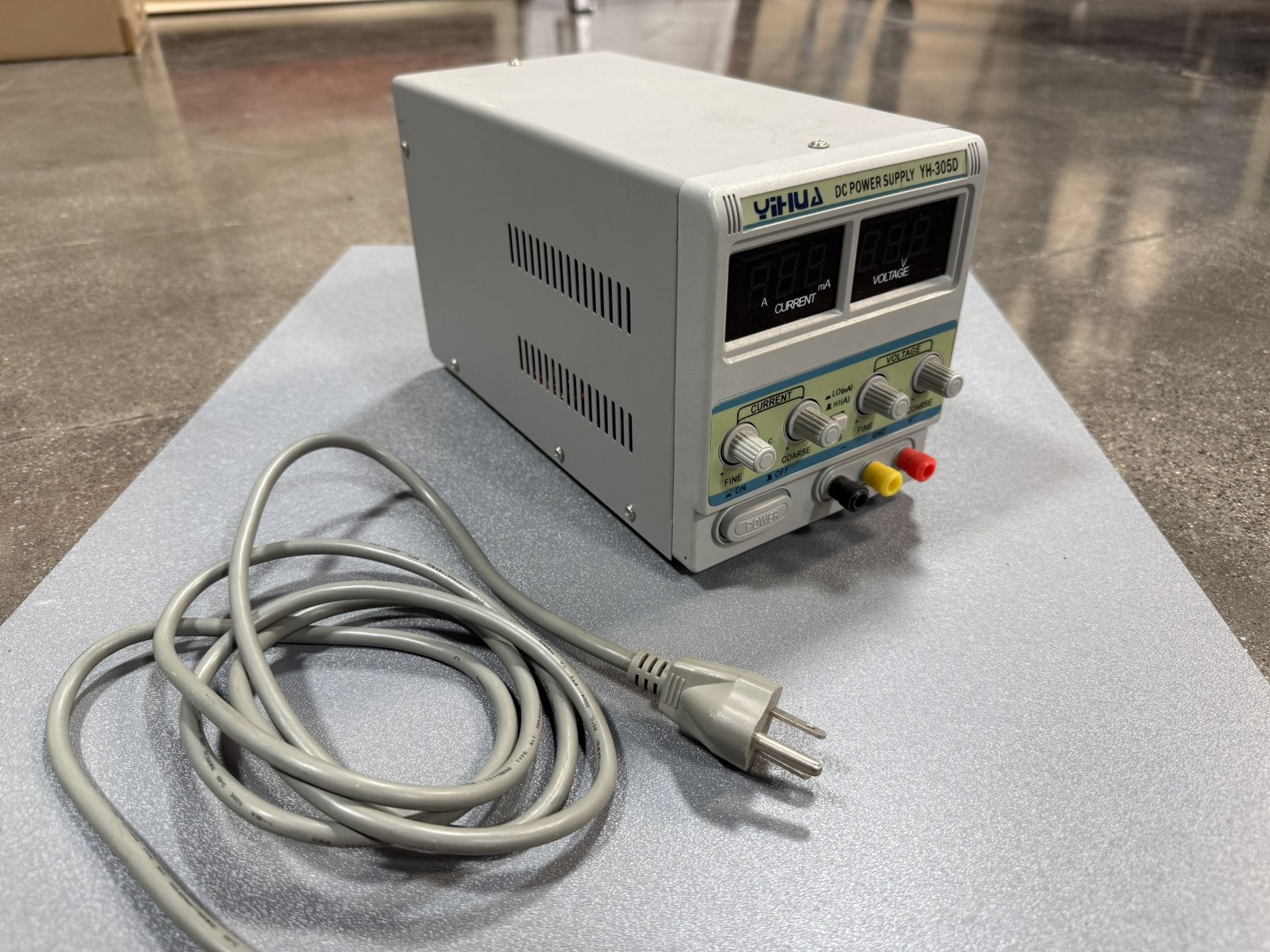 2. YIHUA YH-305D DC Power Supply