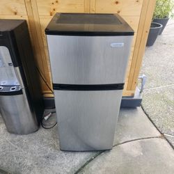 4.5 cu. ft. refrigerator/freezer - Stainless - Like New