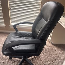 black managerial mid-back office chair in good condition