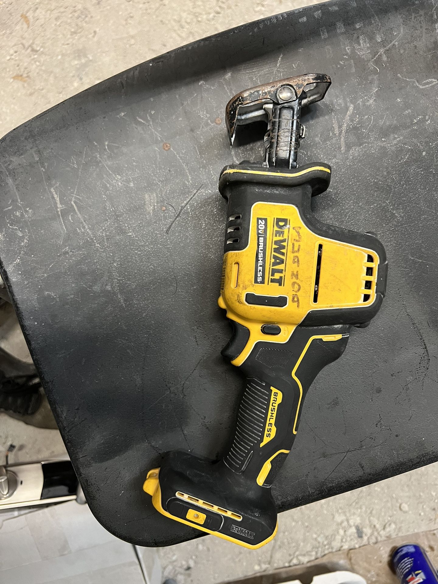 Saw saw dewalt used but working perfect tool only 