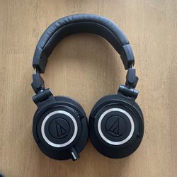 Audio-Technica ATH-M50x Professional Studio Monitor Headphones