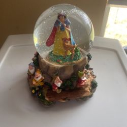 Hallmark Walt Disney’s Snow White And The Seven Dwarfs Snow Globe