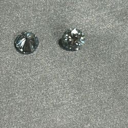 1 Real Diamond  And Two Moissanite Diamond’s And A Pair Of Lab Grown Dimonds But Not Real Silver 