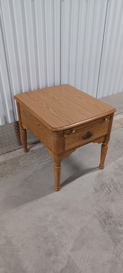 CLASSY SIDE TABLE very Good Condition