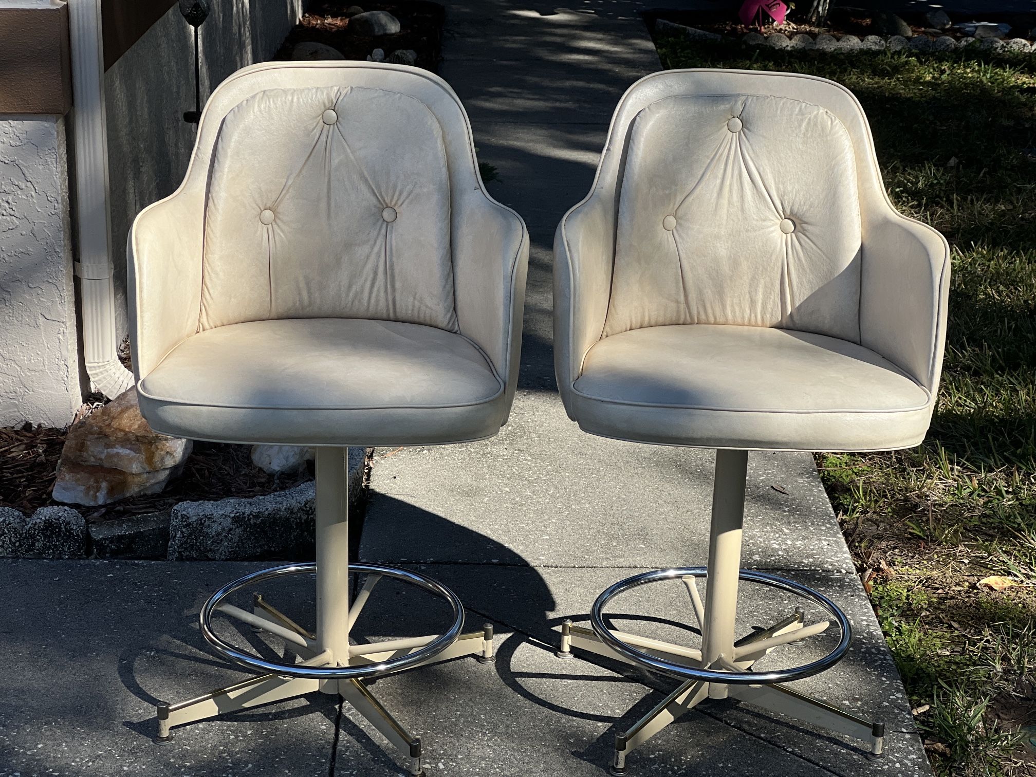 2 Swivel Bar Stools