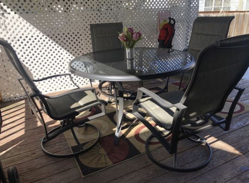 Nice garden set table and 4 chairs