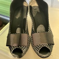 André Assous Espadrille polka dot blk/wht peep-toe wedge pumps w/ grosgrain bow