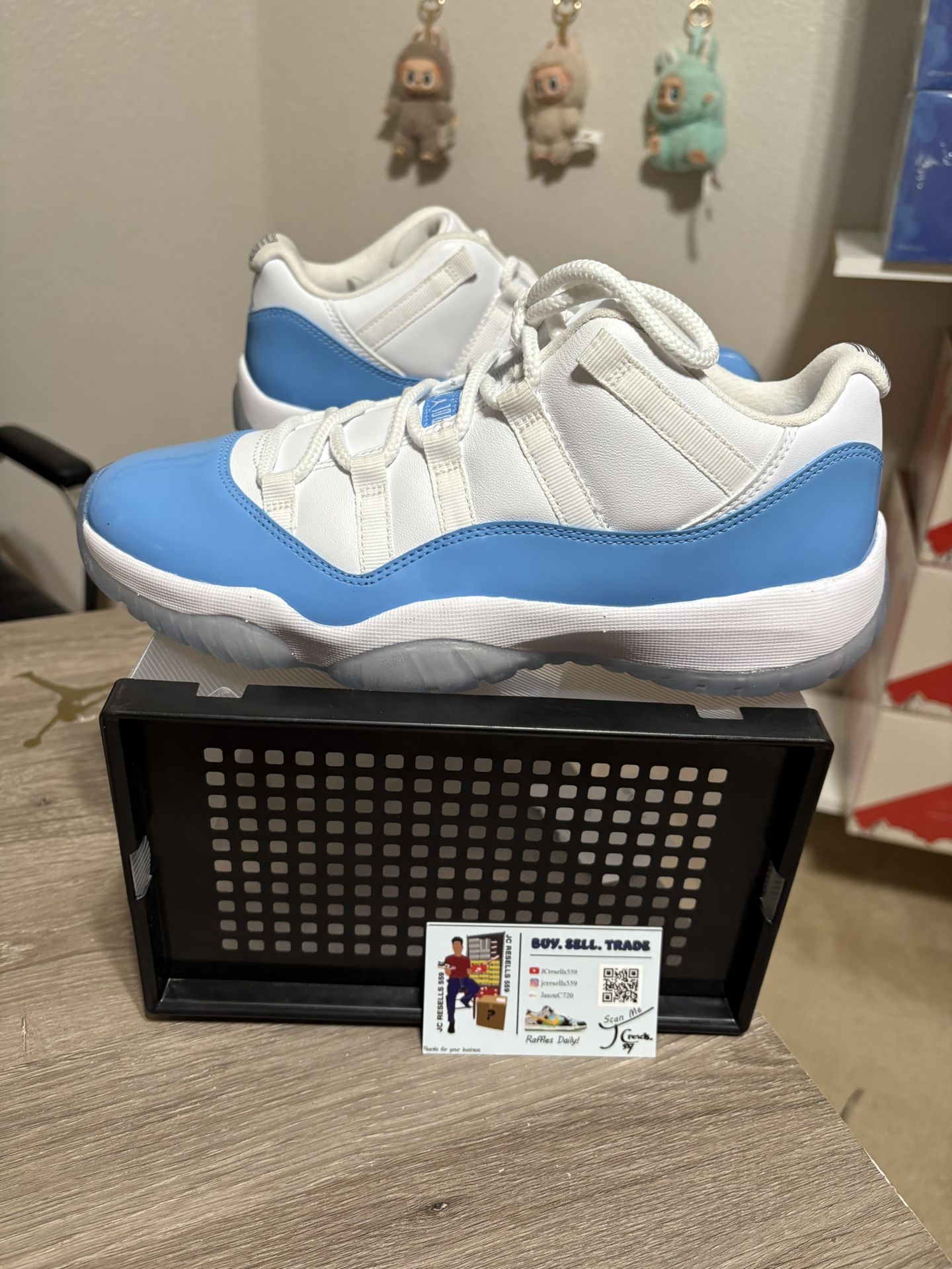 Size 9 - TRIED ON Air Jordan 11 Retro Low UNC University Blue White 2017