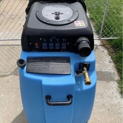 Heated carpet cleaning machine