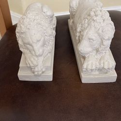 2 Lion Statues 