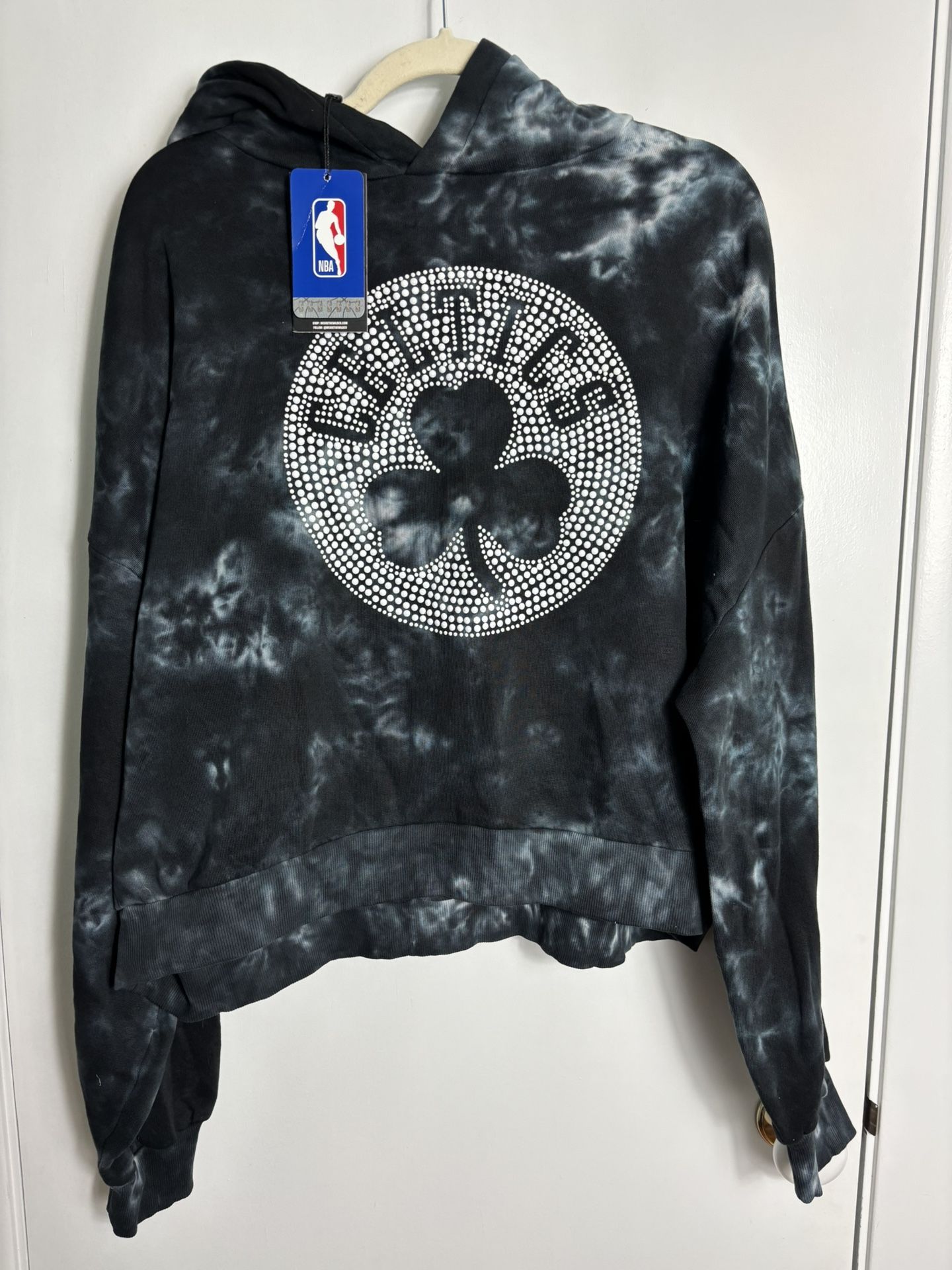 NEW Women's Boston Celtics The Wild Collective Black Tie-Dye Cropped Hoodie 2XL