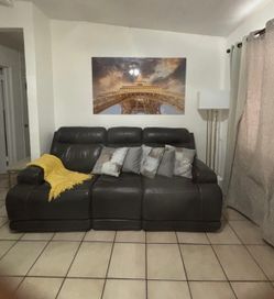 Sofá recrinable  con la mesita $300 sin la mesa deja saber
