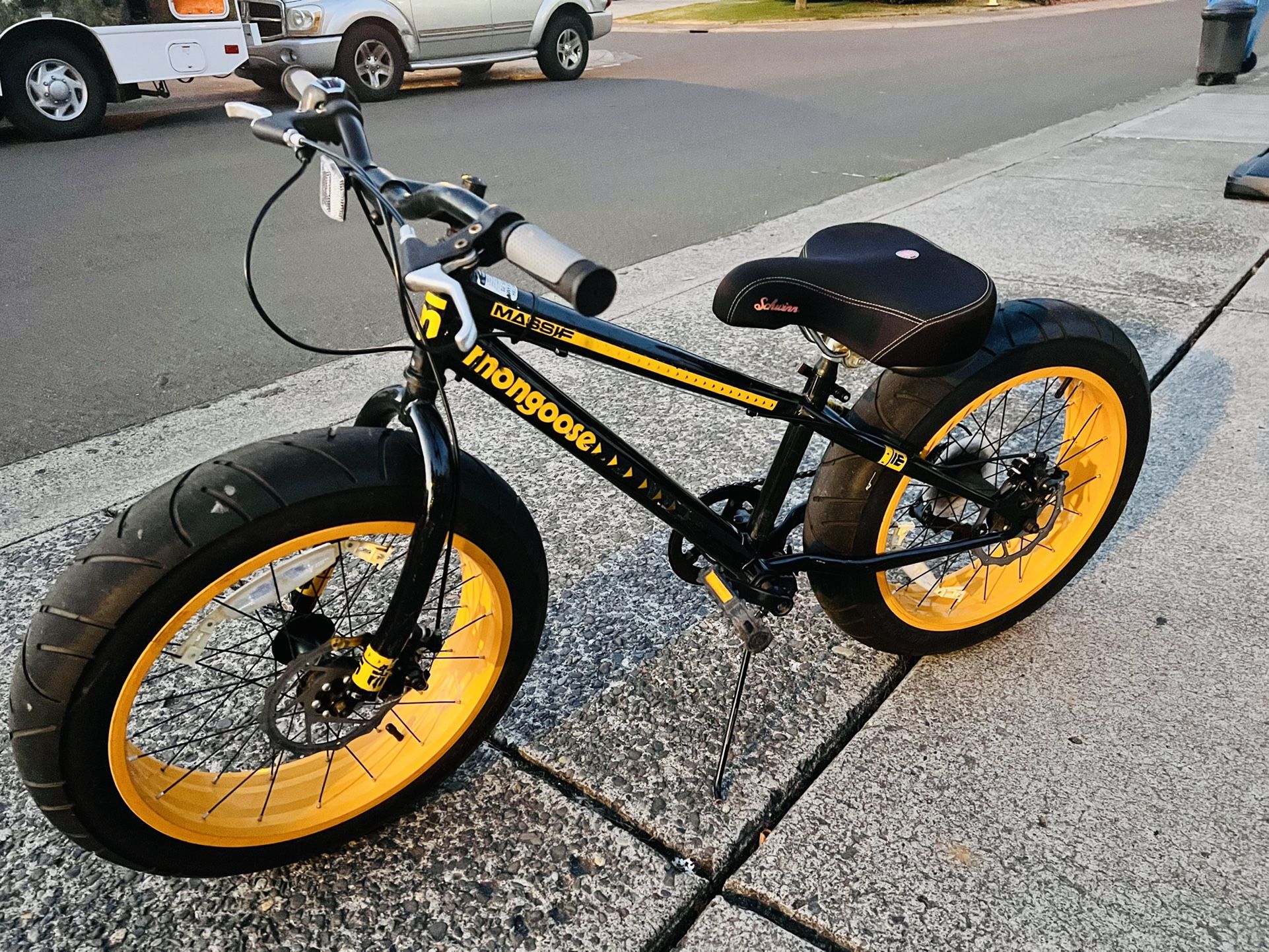 Mongoose massif, fat tire bike