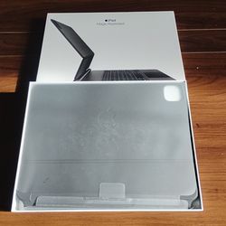 iPad magic keyboard colorway black compatible with iPad Air 4th generation, iPad pro 11 inch 1st and 2nd generation selling as is  won't last !