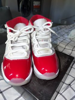 Jordan retro 11 cherry size 8.5