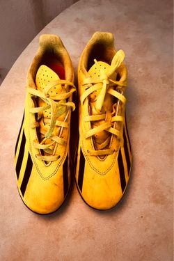 Soccer shoes