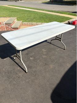 Folding table