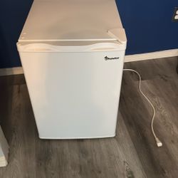 Magic Chef Mini Refrigerator