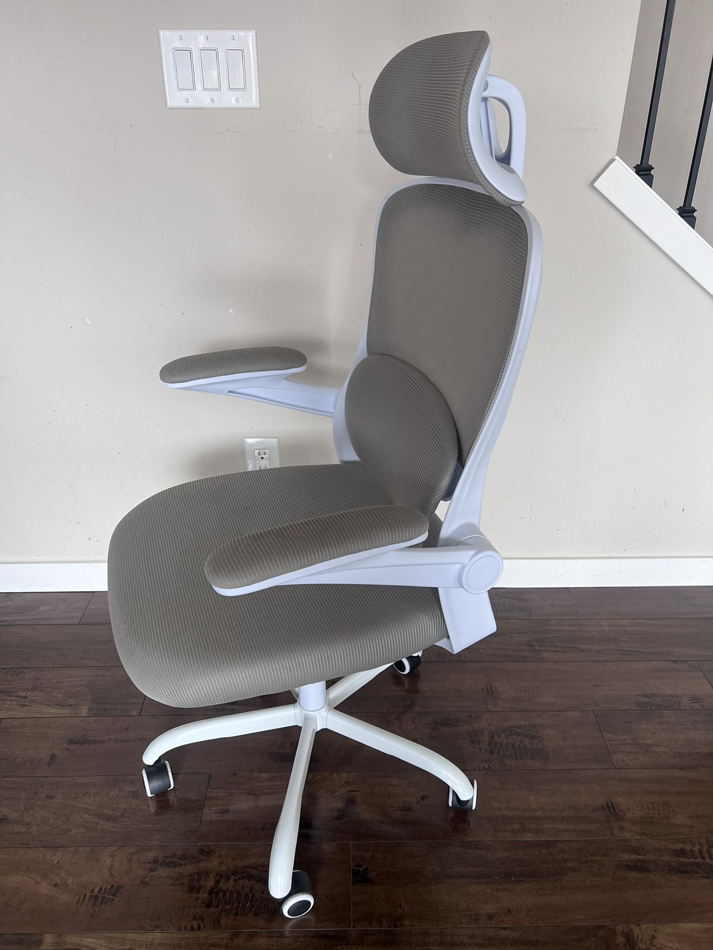 Estevo - Ergonomic Office Chair with Tilt-Lock, Home Office Desk Chair with Auto Lumbar Support, High Back Mesh Desk Chair with Adjustable Headrest, S