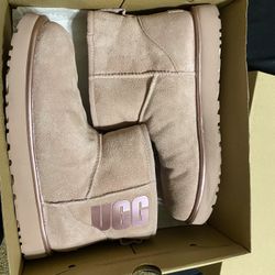 Baby pink UGGs Mini Classic w Rubber Logo