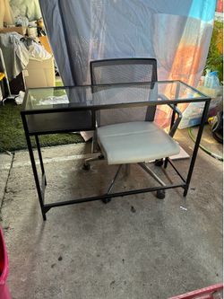 BEAUTIFUL DESK AND CHAIR $65 FOR BOTH