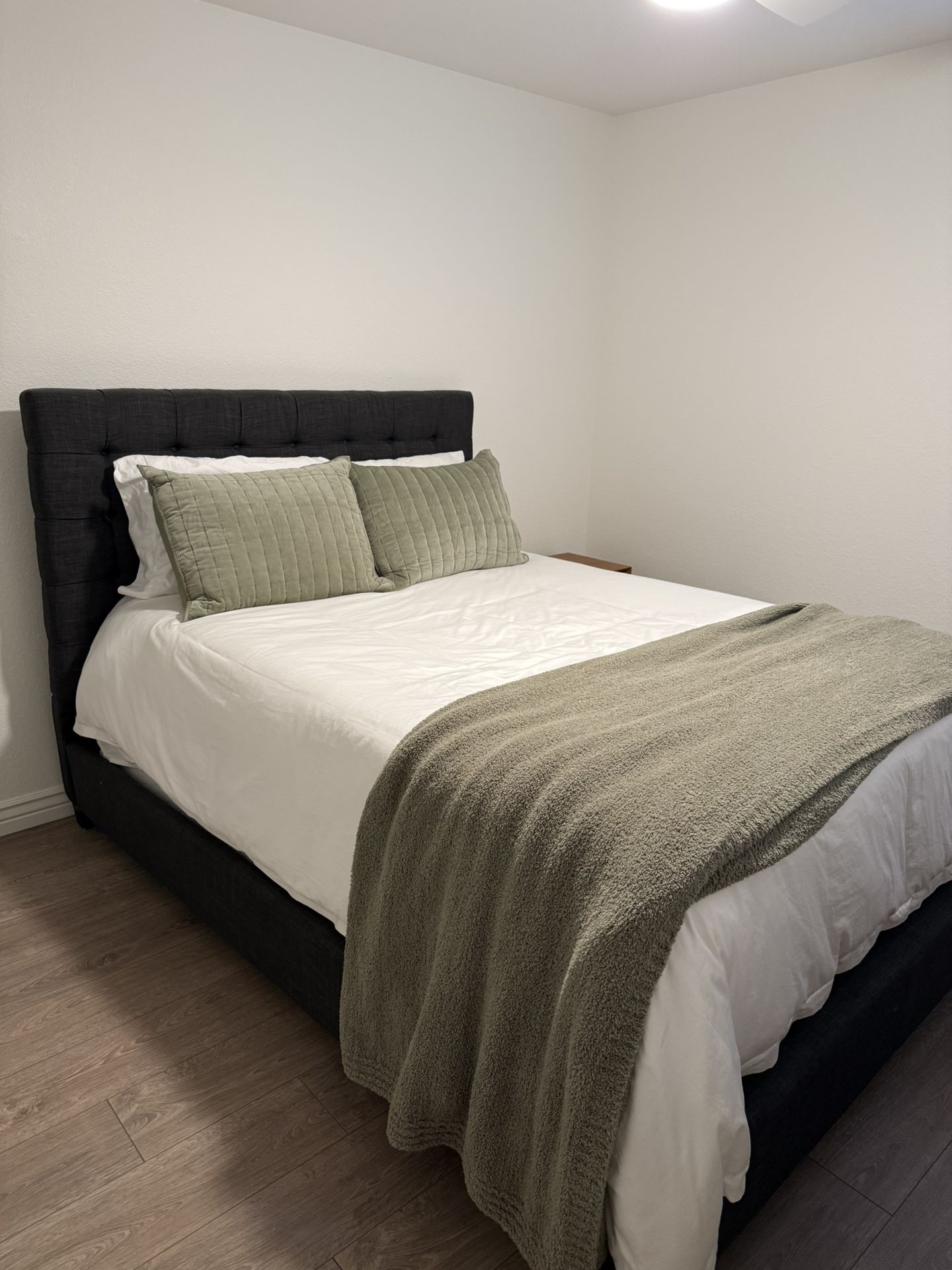 Grey Linen Tufted Bed Queen