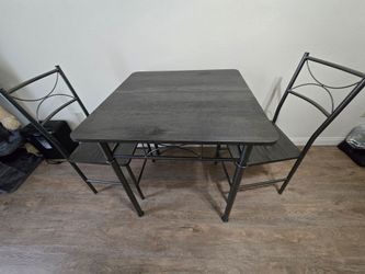 Compact Dinning table with canvas pictures