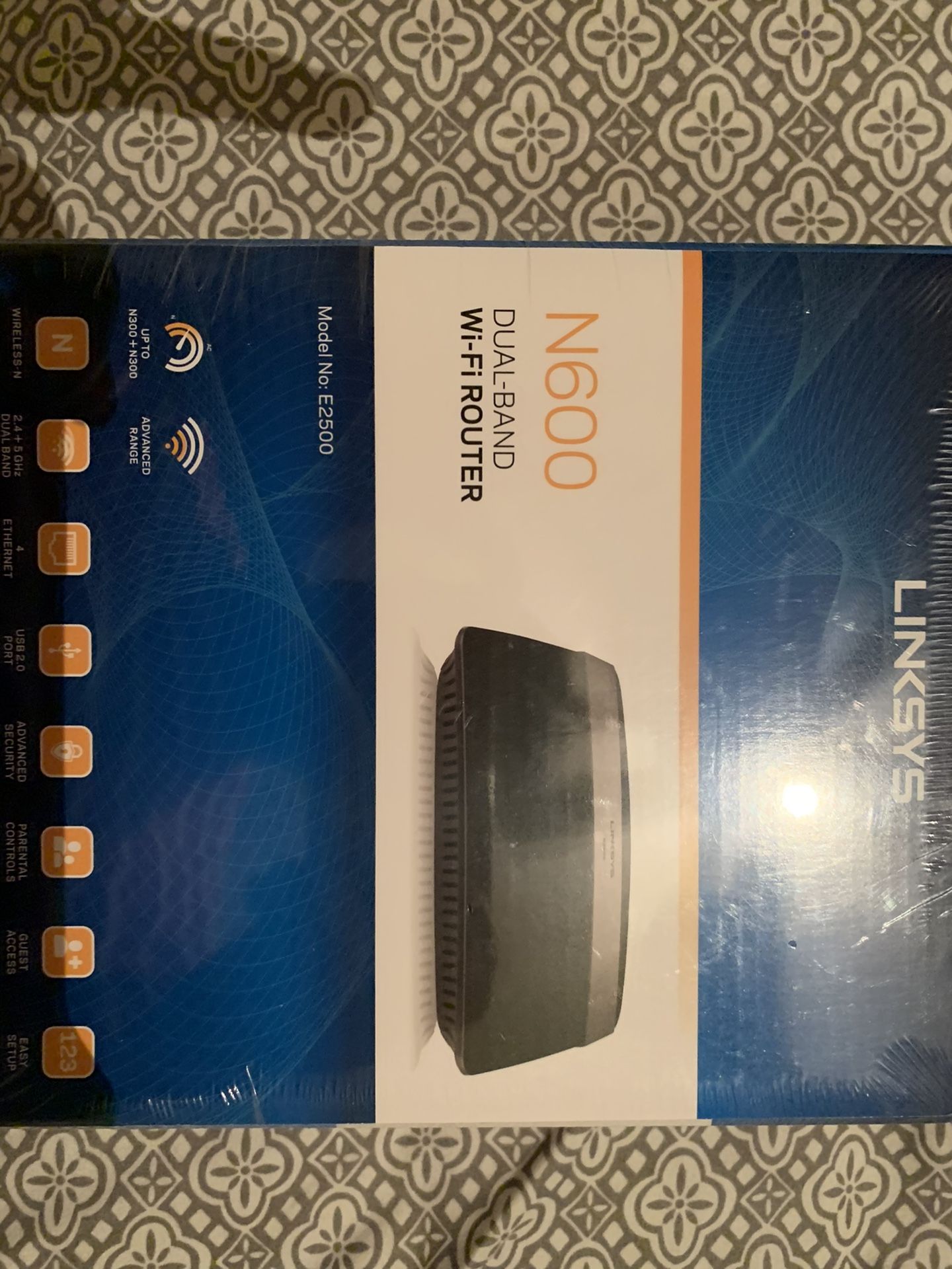 LINKSYS 600 Dual - Band Wi-Fi router