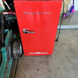 Mini Fridge(not Cooling)